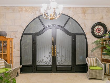 דלתות כניסה שחורות קשת